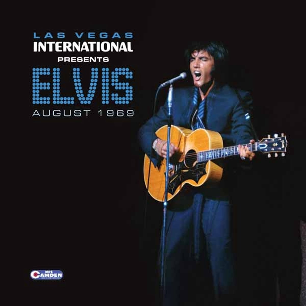 Elvis Presley joue de la guitare lors d'un concert à Las Vegas en août 1969.