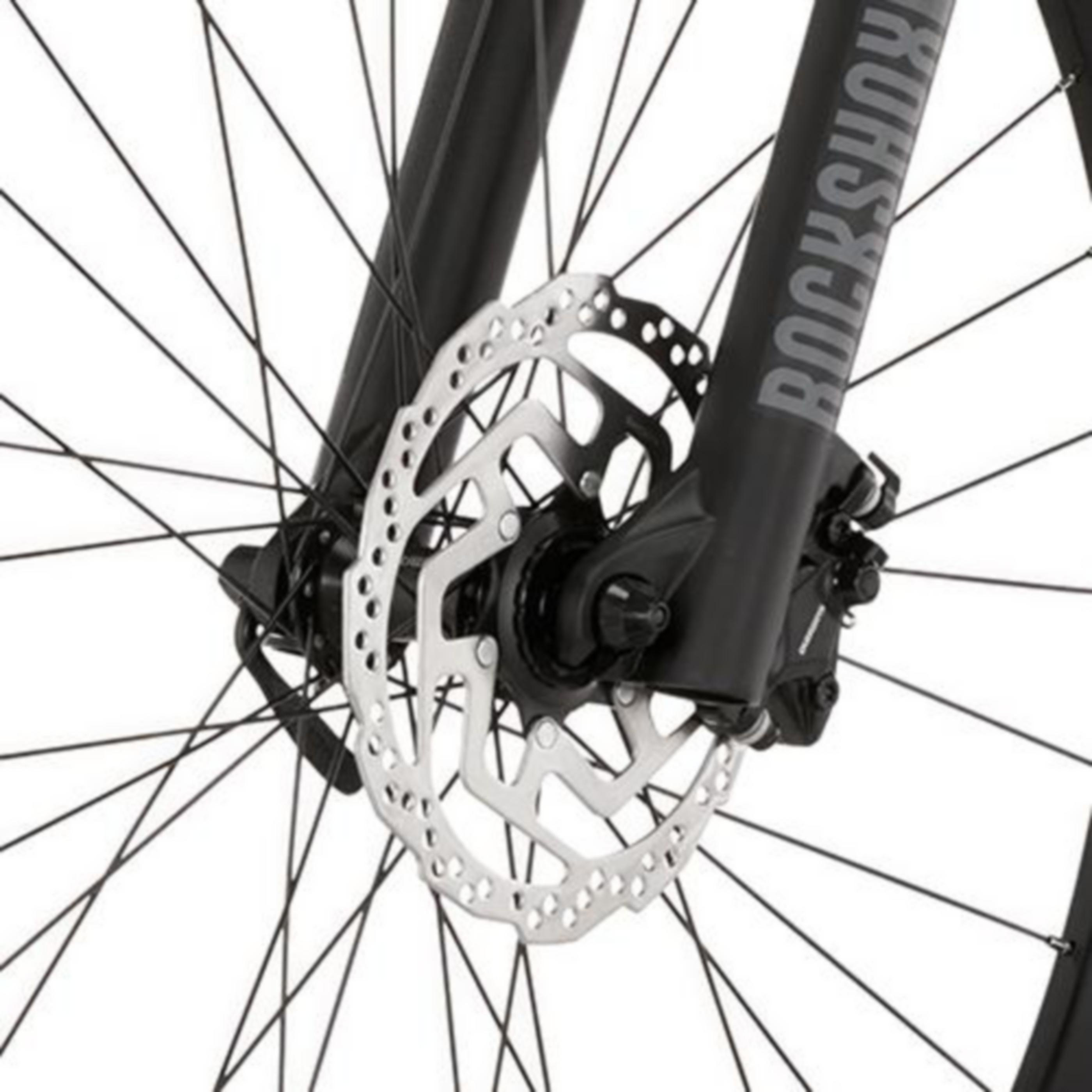 Nahaufnahme eines Fahrradvorderrads mit Scheibenbremse und Rockshox-Gabel.