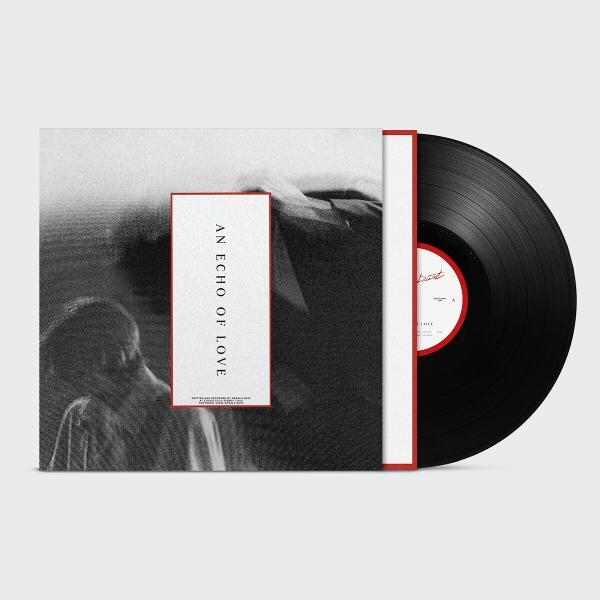 Schwarze Schallplatte mit Albumcover, Titel 'AN ECHO OF LOVE'.