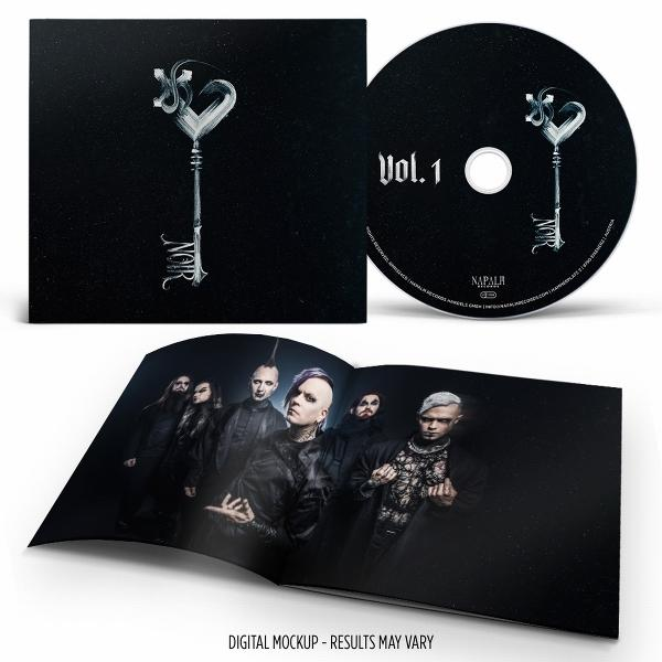 Ein CD-Cover und eine CD mit einem Schlüsselmotiv. Geöffnetes Booklet zeigt eine Band.