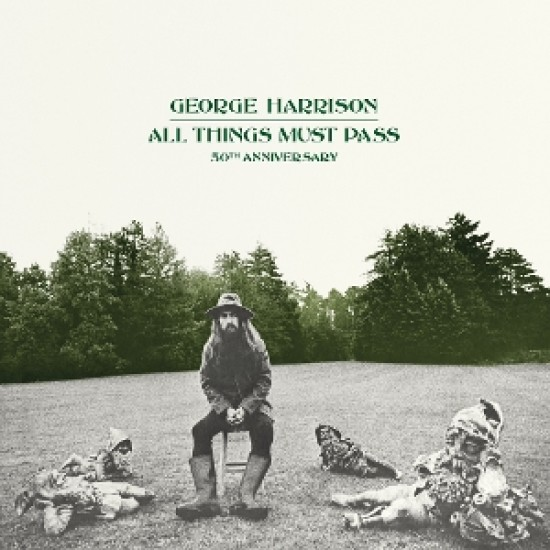 George Harrison zit op een stoel, omringd door bomen en figuren in een veld.