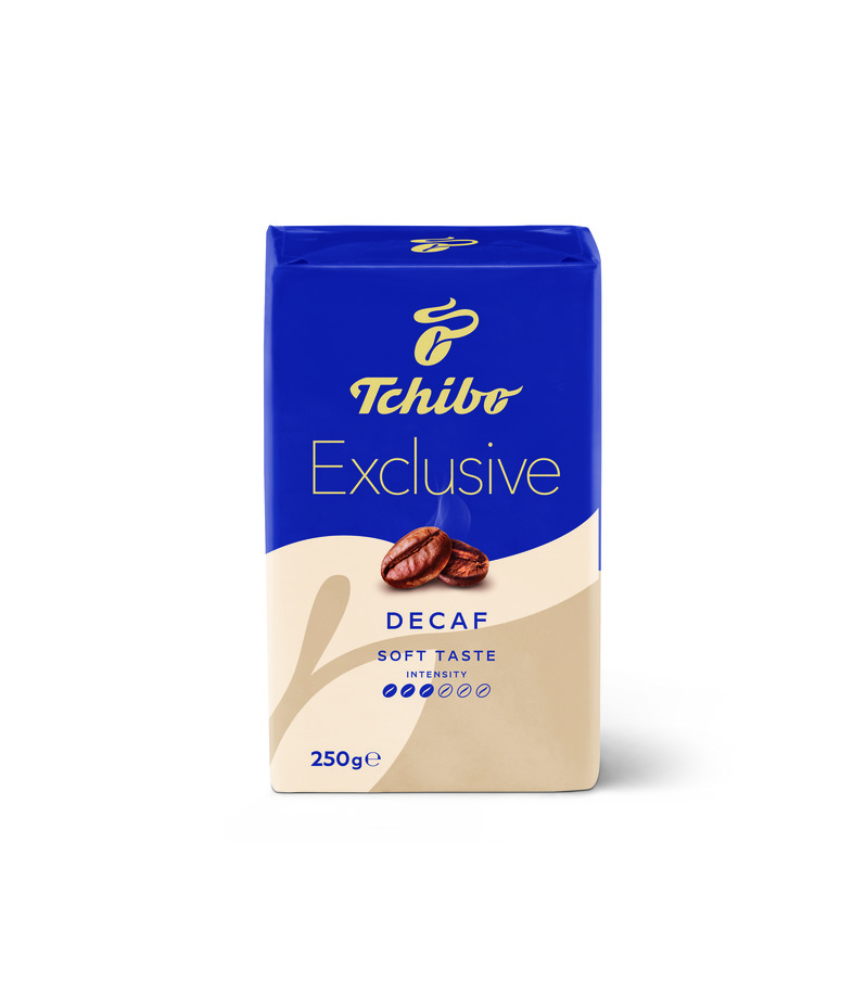 Tchibo Exclusive Decaf kahvesi paketi, mavi ve bej renkli, kahve çekirdeği resmi içeriyor.