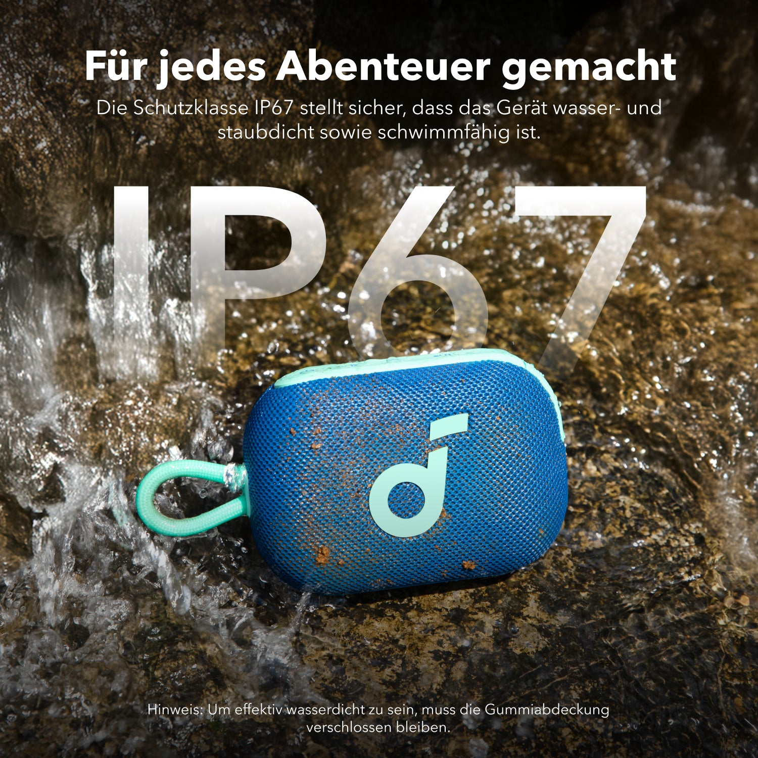 Blauer Lautsprecher mit mintgrünen Akzenten liegt im Wasser, beworben mit IP67-Schutz.