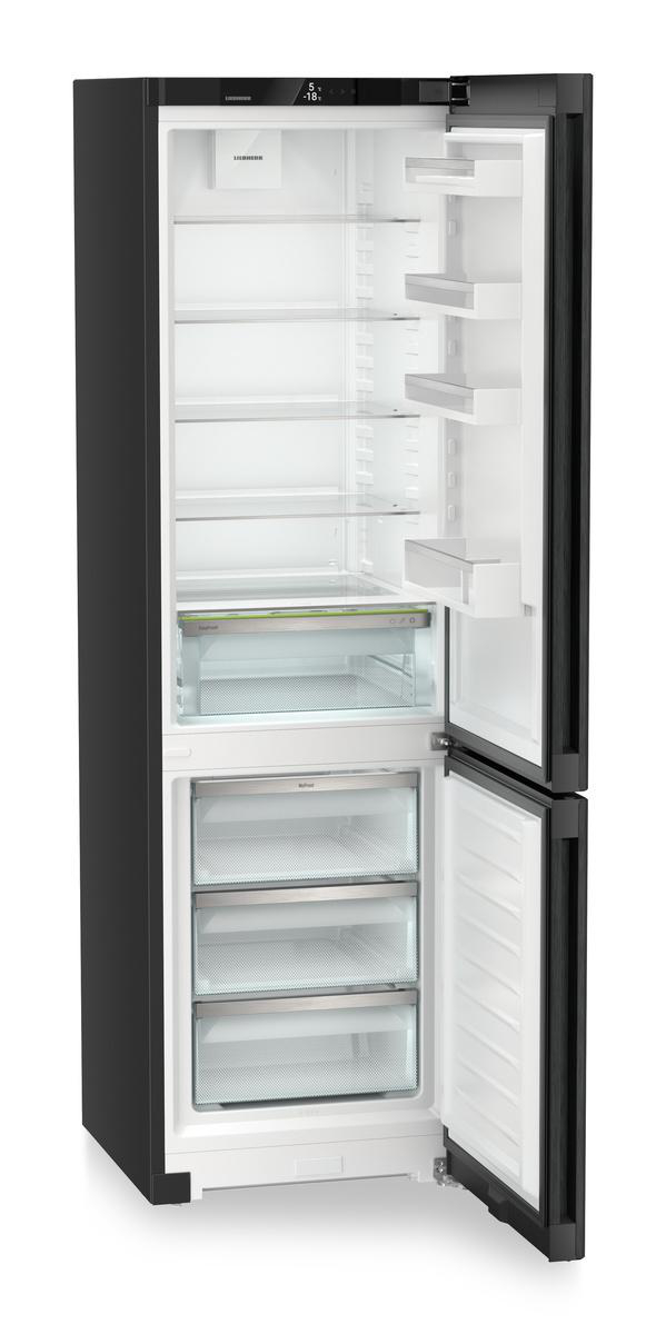 Geöffneter, leerer Kühlschrank mit schwarzen Gehäuse und mehreren Regalen.