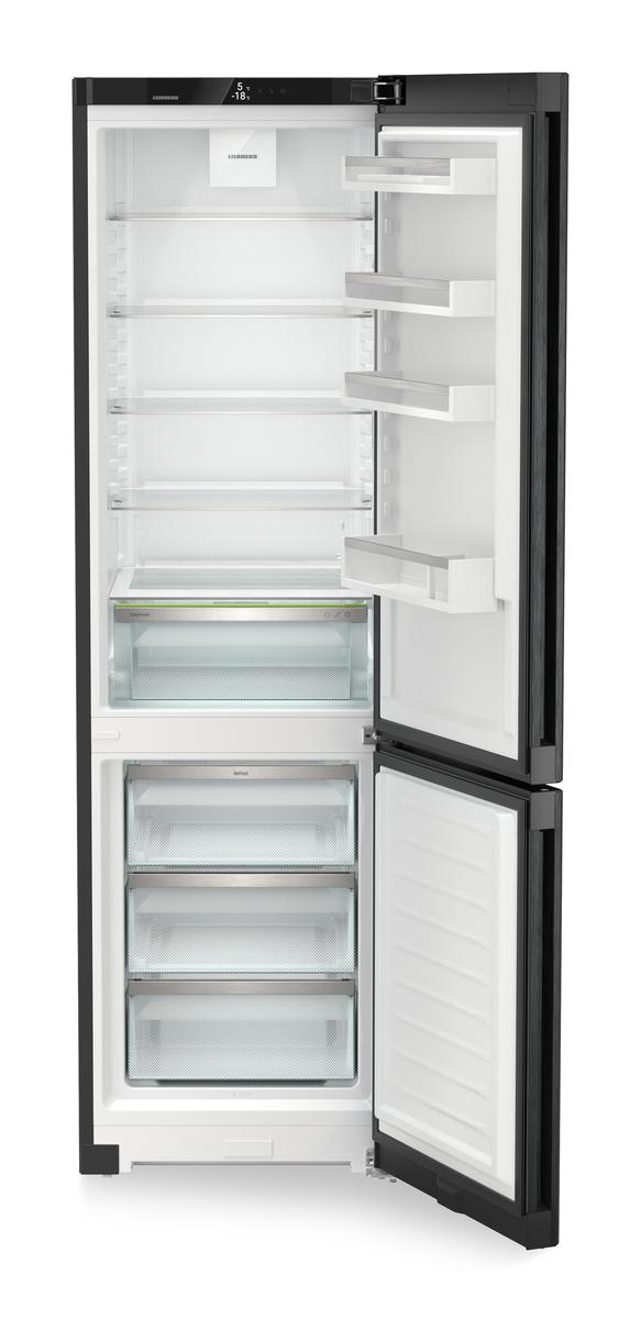 Ein offener, leerer Kühlschrank mit Glasböden und Schubladen.