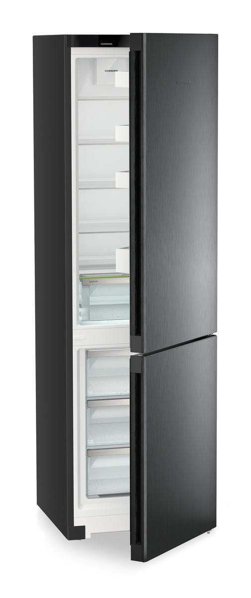 Geöffneter, zweitüriger Kühlschrank mit schwarzen Metallfronten und weißen Innenräumen.