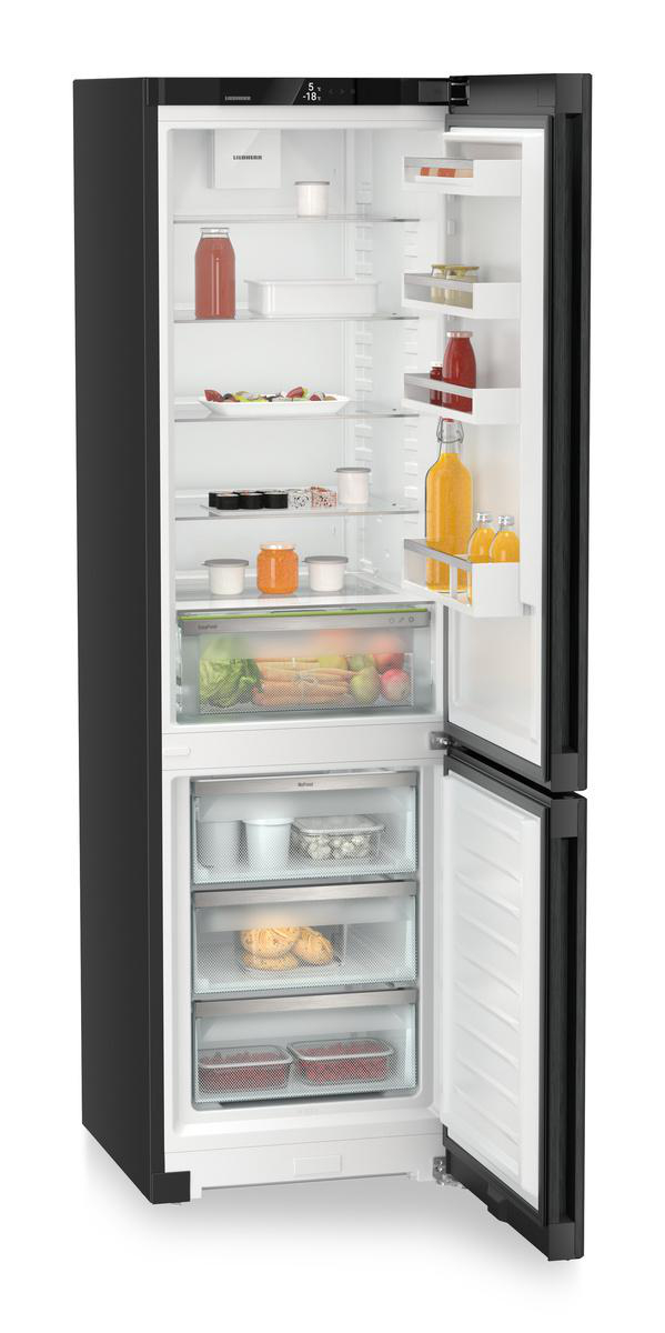 Offener Kühlschrank mit Lebensmitteln auf weißen Regalen und in durchsichtigen Behältern.