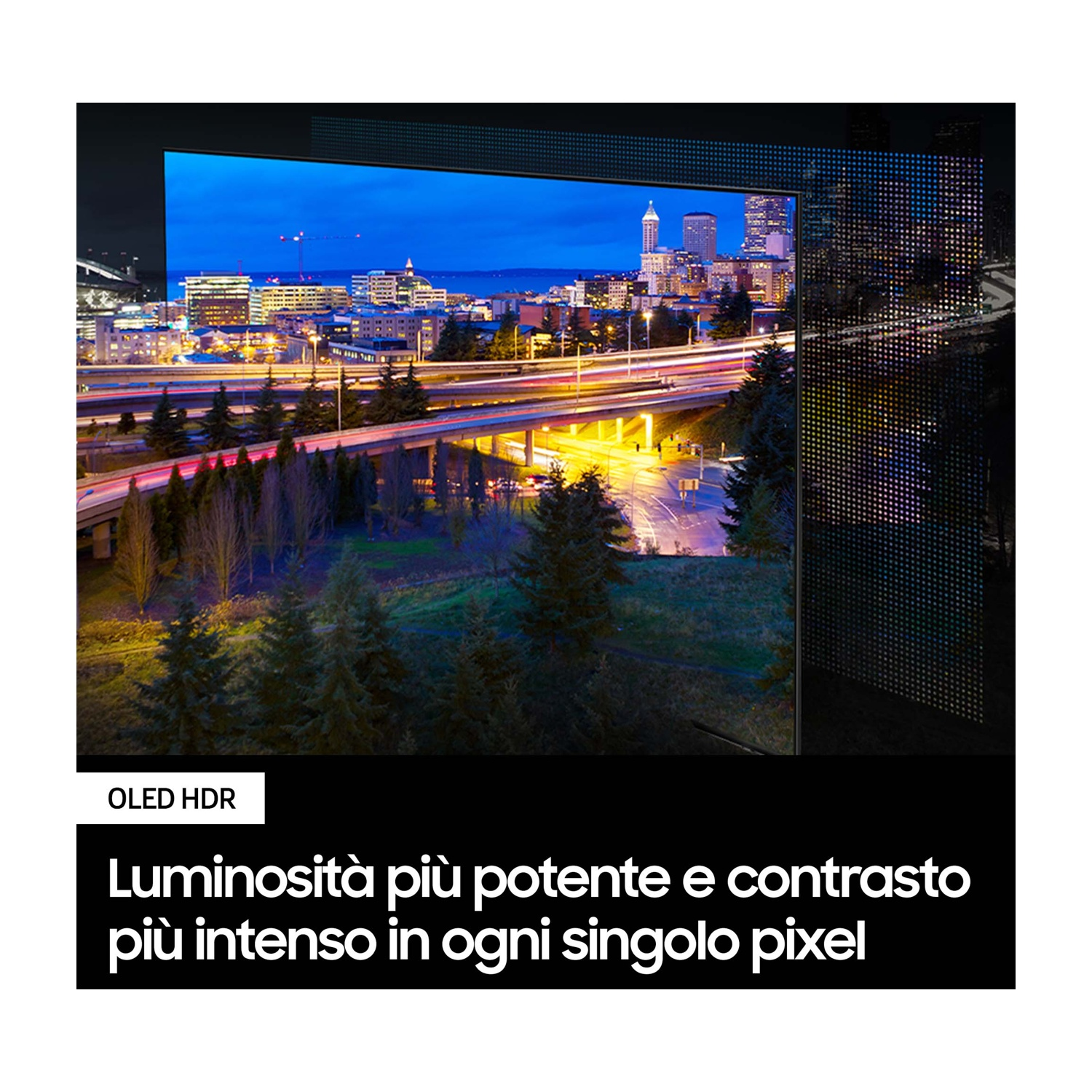 Un televisore mostra una scena notturna della città con luci e alberi in primo piano.