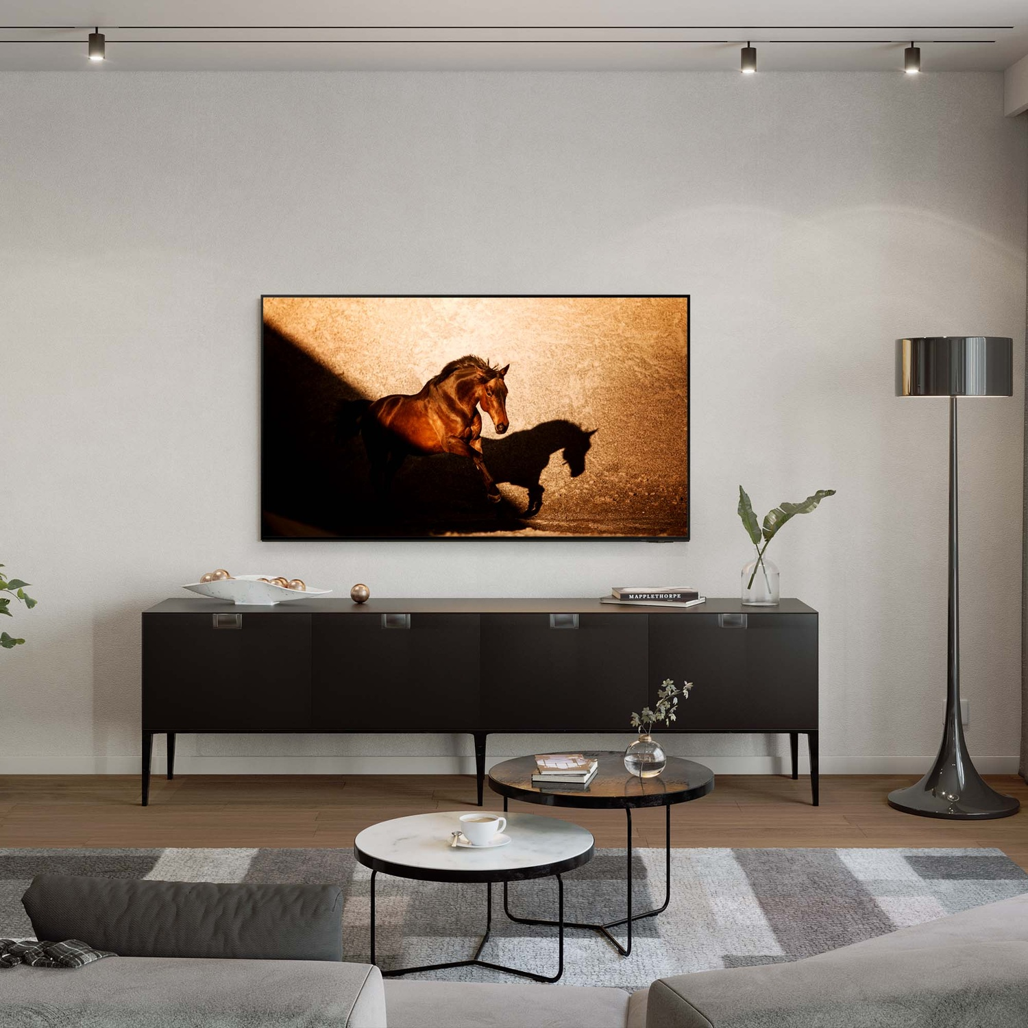 Soggiorno con credenza nera, tavolini e TV che mostra un cavallo.