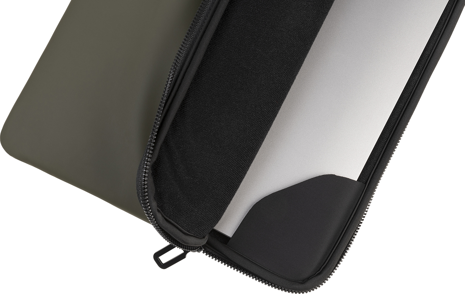 Primo piano di una custodia per laptop verde oliva con cerniera, interni neri e che rivela parzialmente un dispositivo argentato.
