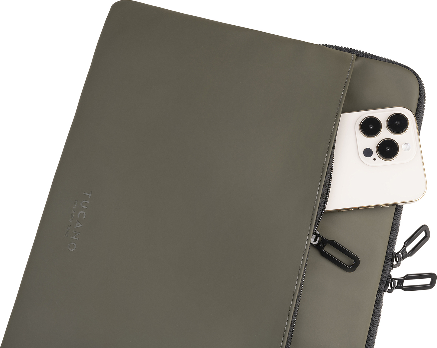 Primo piano di una custodia per laptop Tucano color oliva con uno smartphone bianco parzialmente visibile.