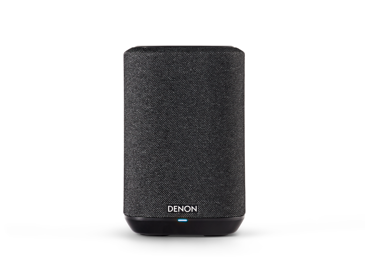 Ein grauer Denon-Lautsprecher auf schwarzem Hintergrund mit blauer LED-Anzeige.