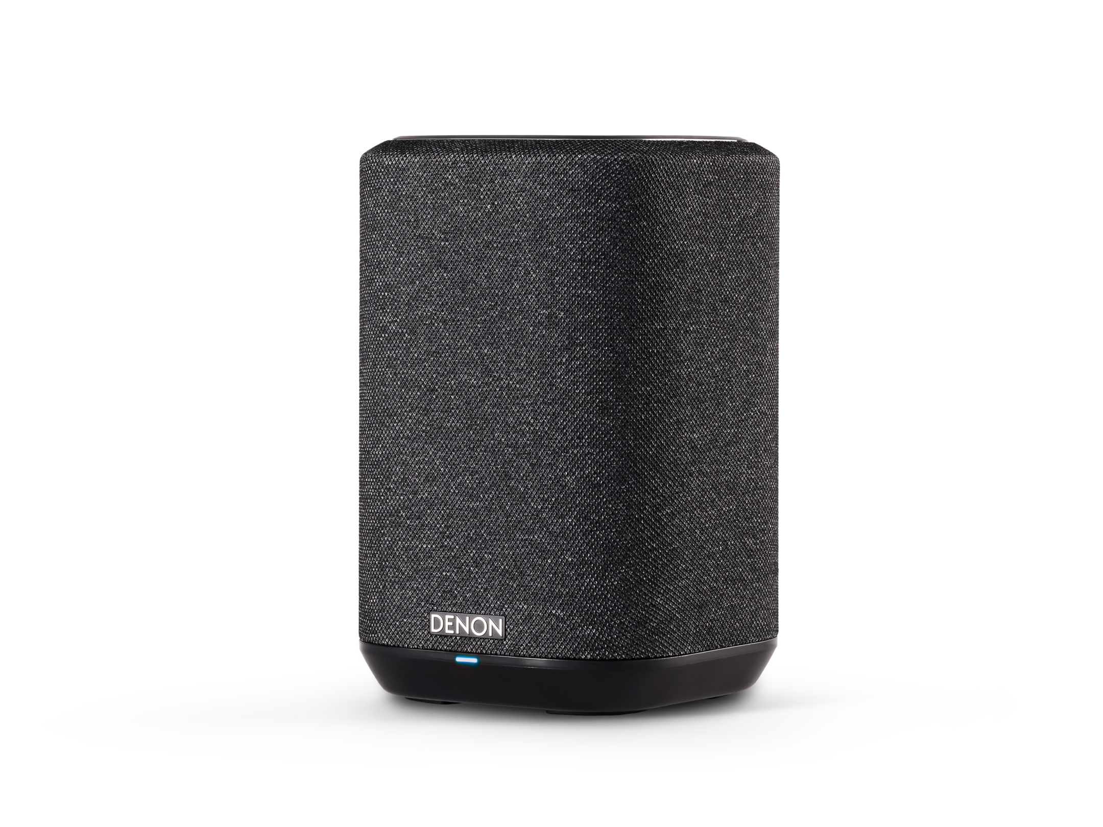 Ein grauer Denon-Lautsprecher mit blauer LED-Anzeige auf schwarzem Hintergrund.