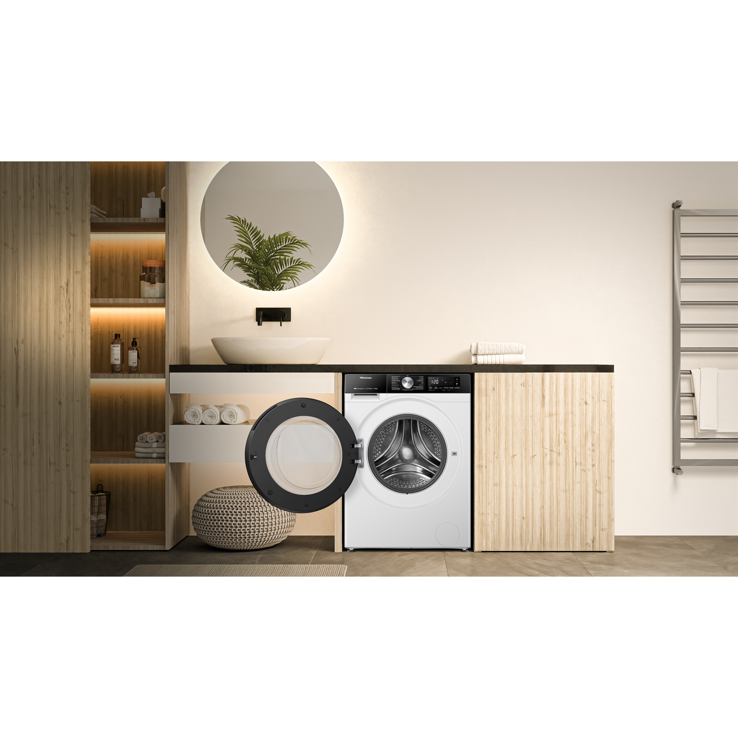 Witte Hisense wasmachine met open deur in een badkamer met houten kasten en ronde spiegel.