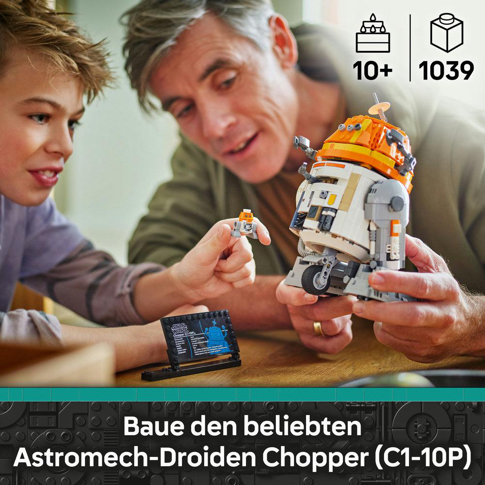 Vater und Sohn bauen zusammen einen Lego Star Wars Chopper (C1-10P) Droiden.