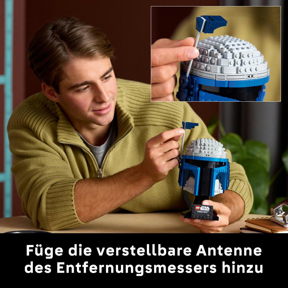 Ein Mann baut einen Lego Star Wars Jango Fett Helm mit einer blauen Antenne.