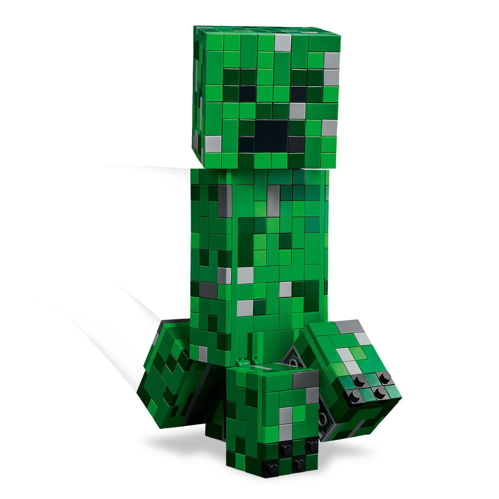 Ein grüner Minecraft Creeper aus Lego-Steinen steht auf einem weißen Hintergrund.