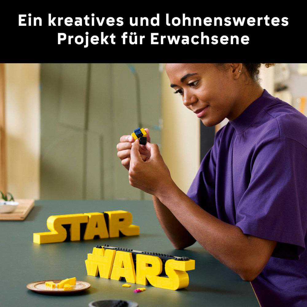 Eine Frau baut gelbe Star Wars Lego Buchstaben auf einem Tisch zusammen.
