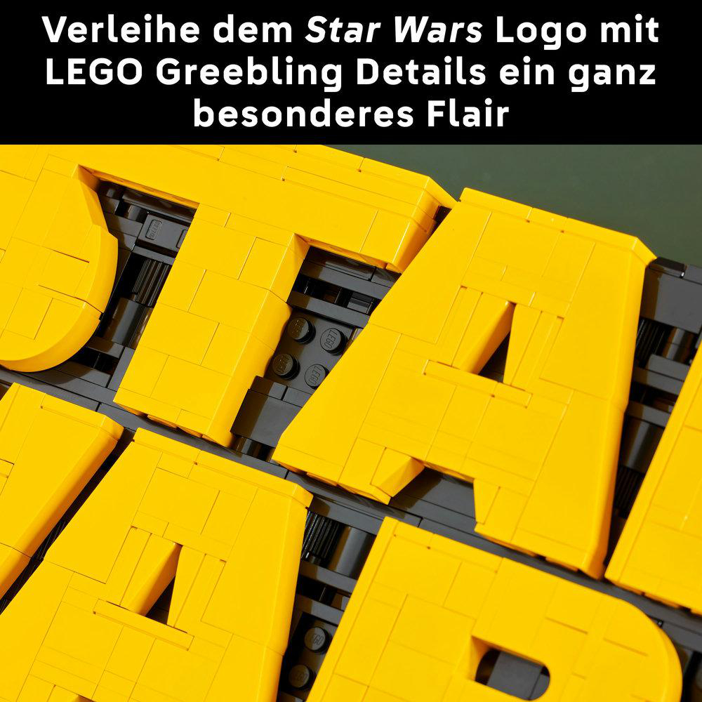 Nahaufnahme des Star Wars Logos aus gelben LEGO Steinen auf schwarzem Grund.