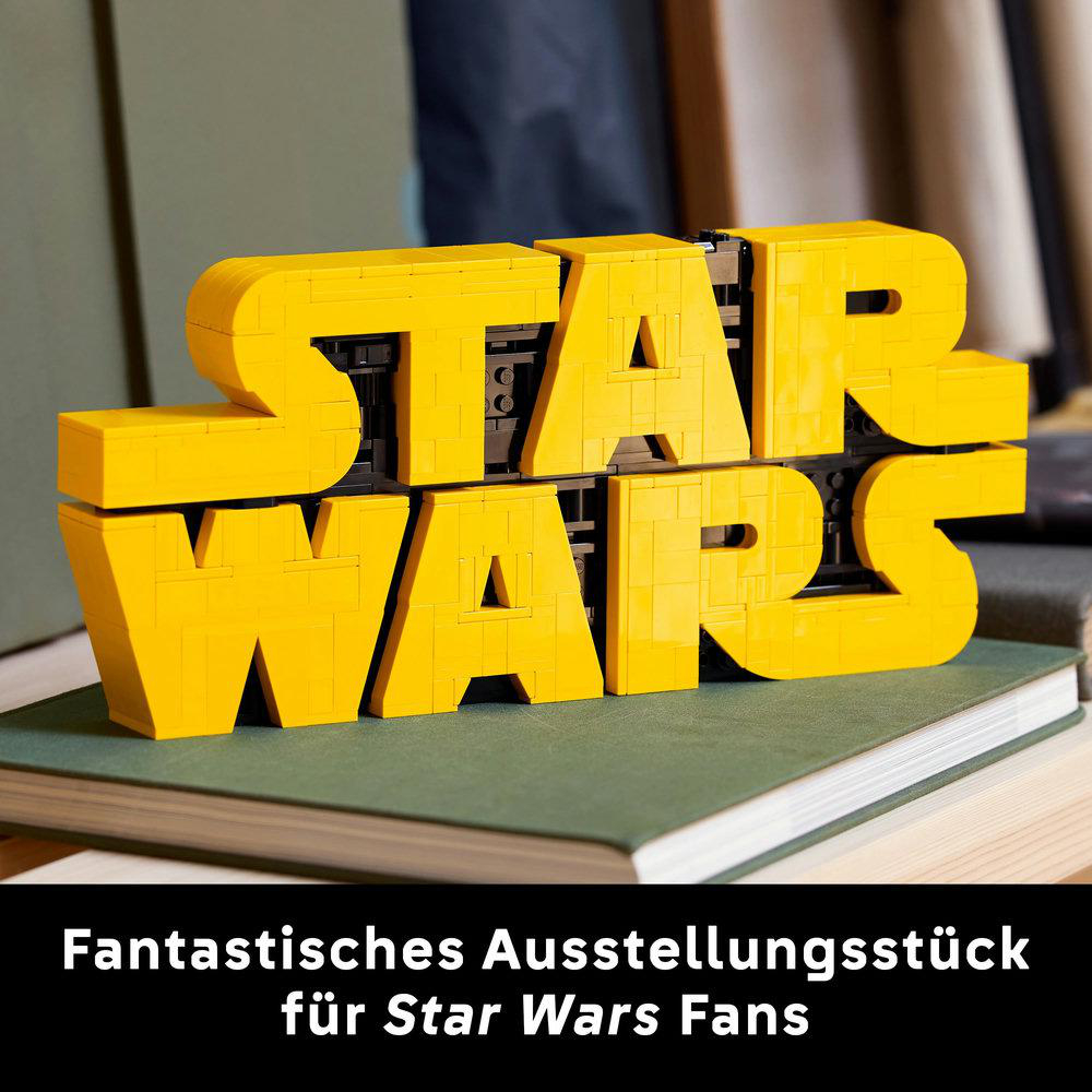 Gelbe Lego Star Wars Buchstaben auf grünem Buch, dekorativ und auffällig.