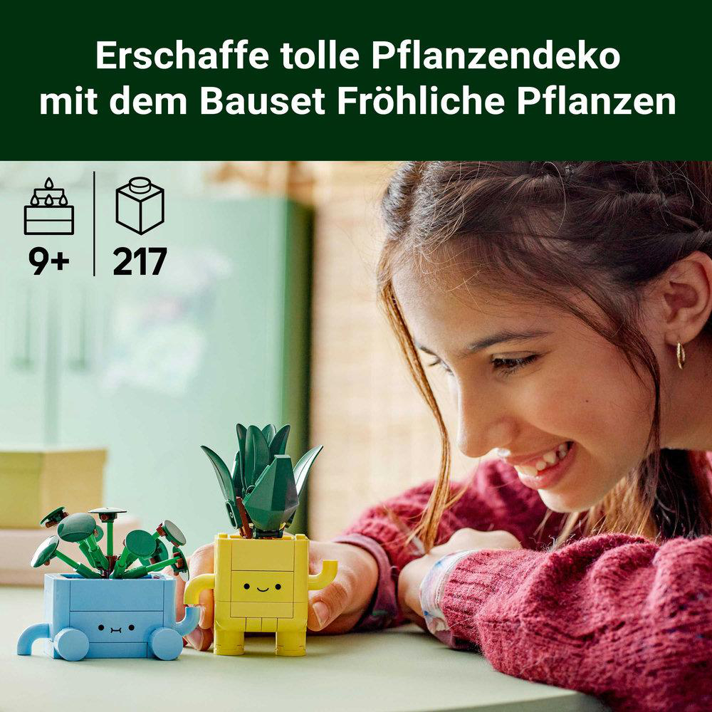 Ein Mädchen lächelt, während sie ein Lego-Pflanzenset betrachtet, bestehend aus blauen und gelben Pflanzgefäßen.