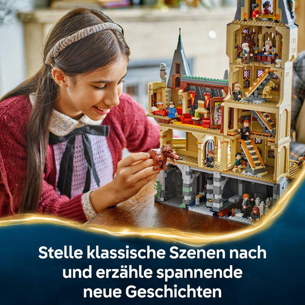 Mädchen spielt mit einem LEGO Harry Potter Schloss, das viele Details zeigt.