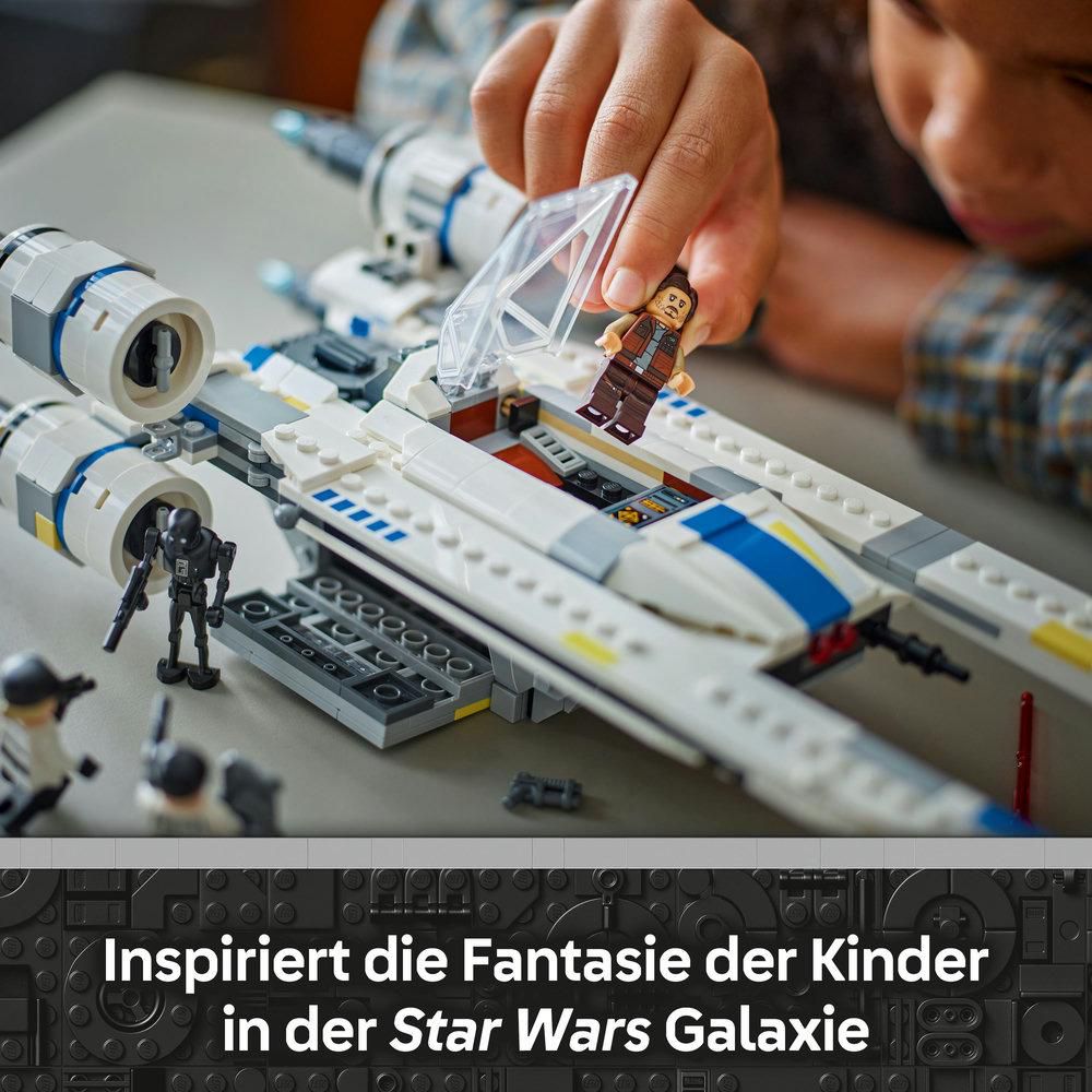 Ein Kind spielt mit einem weißen Lego Star Wars X-Wing Raumschiff und Figuren.