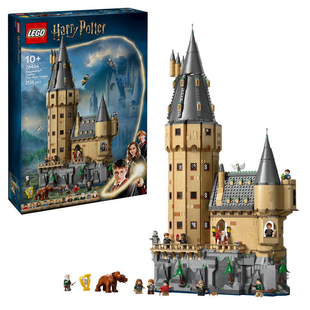 Ein Lego Harry Potter Hogwarts Schloss-Set mit Türmen, Figuren und einer Box im Hintergrund, die das Schloss zeigt.