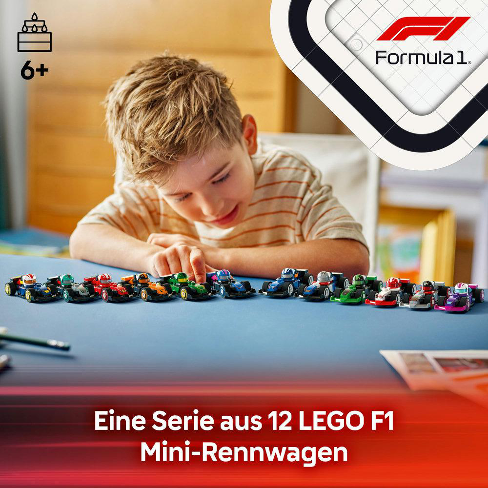 Ein Junge spielt mit einer Reihe von LEGO F1 Mini-Rennwagen auf einem blauen Tisch.