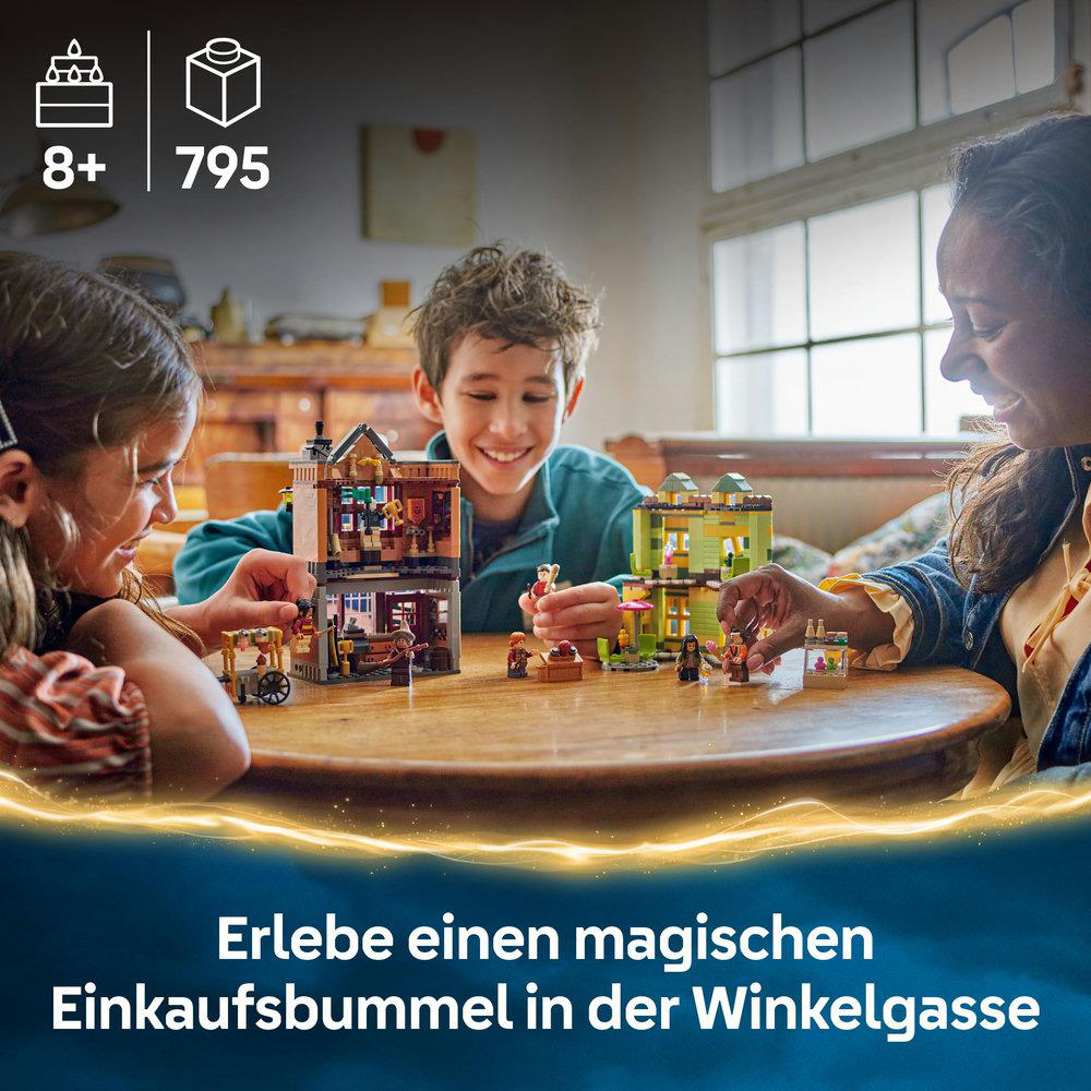 Kinder bauen ein Lego-Set auf einem Tisch, mit Gebäuden und Figuren.