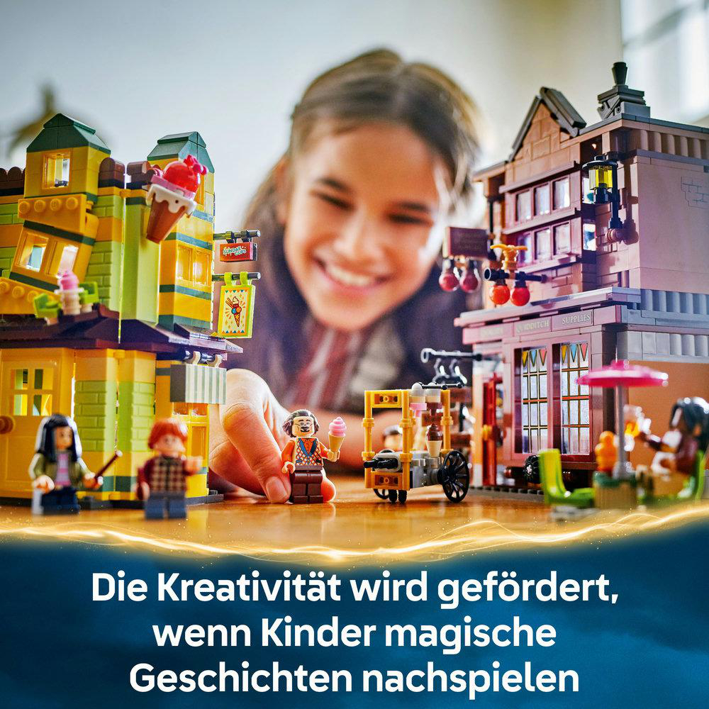 Ein junges Mädchen spielt mit einem LEGO-Set, das farbenfrohe Gebäude und Minifiguren umfasst.