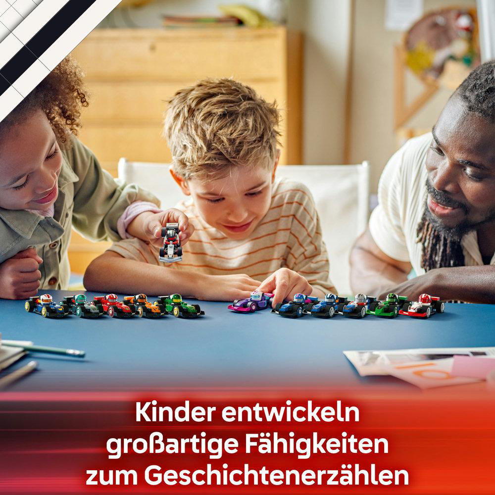 Kinder spielen mit bunten Spielzeugautos auf einem Tisch, ein Erwachsener schaut zu.