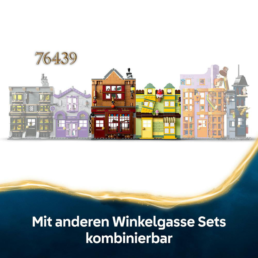 Das Bild zeigt eine Reihe von bunten LEGO-Gebäuden, die Teil eines Winkelgassen-Sets sind.