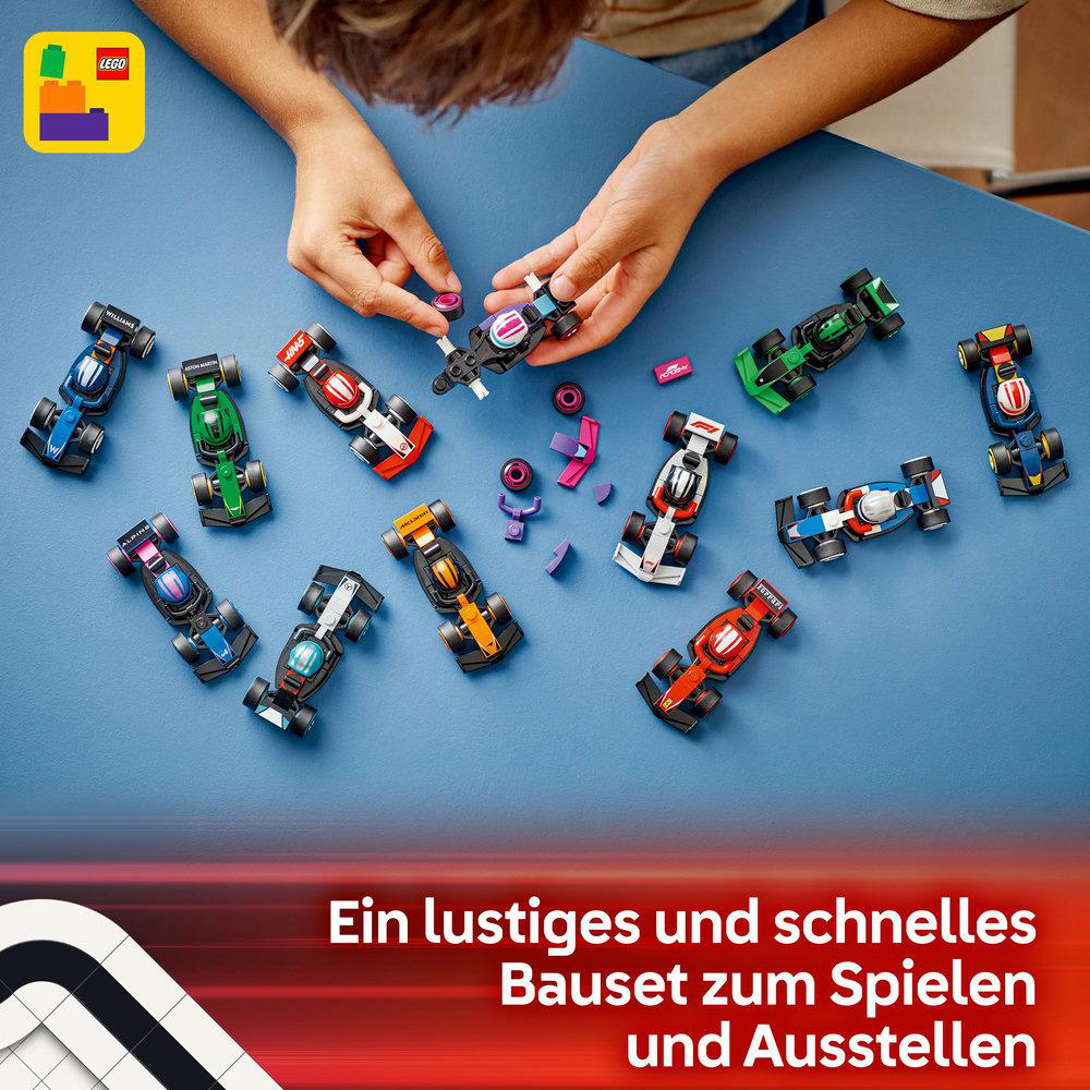 Ein Kind spielt mit einem LEGO-Rennwagen-Set auf einem blauen Tisch, mit verschiedenen bunten Autos.