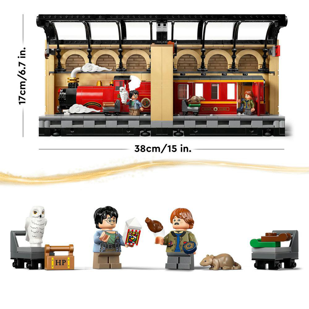 Das Bild zeigt ein Lego-Set von Hogwarts Express mit Figuren und Zubehör.
