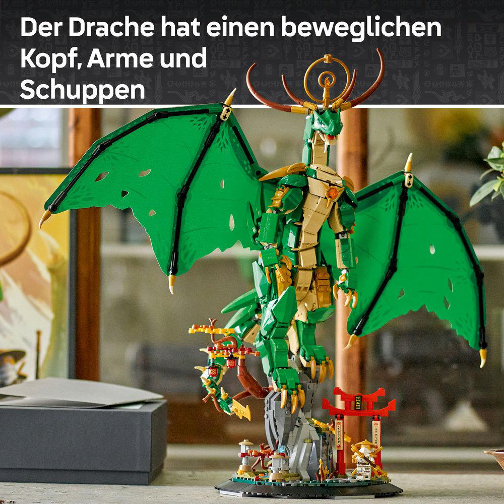 Ein grüner und goldener Lego-Drache mit beweglichem Kopf, Armen und Schuppen steht auf einem Sockel.