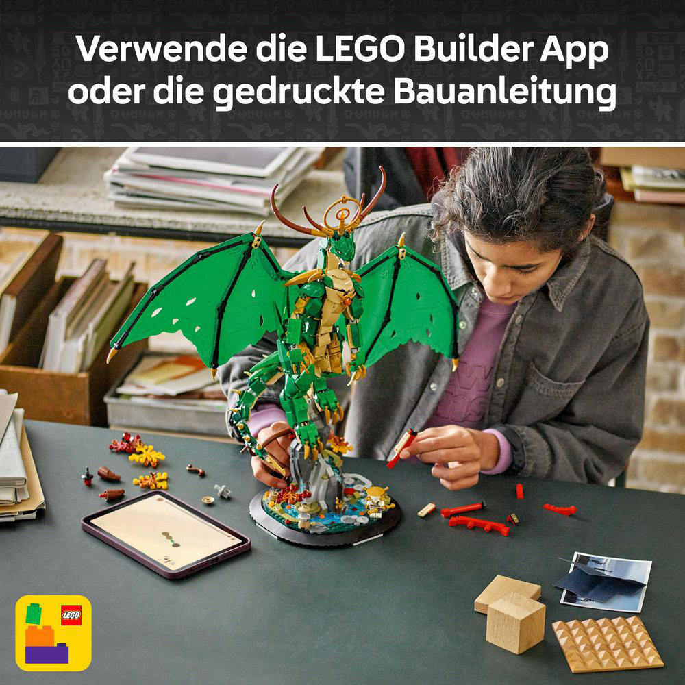 Eine Person baut ein grünes LEGO-Drachenmodell mit der LEGO Builder App Anleitung.