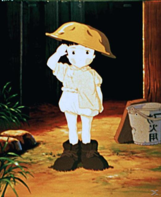 Ein Cartoon-Kind mit Hut und Stiefeln, das draußen steht. Ein Eimer mit japanischem Text steht neben einer Holzkonstruktion.