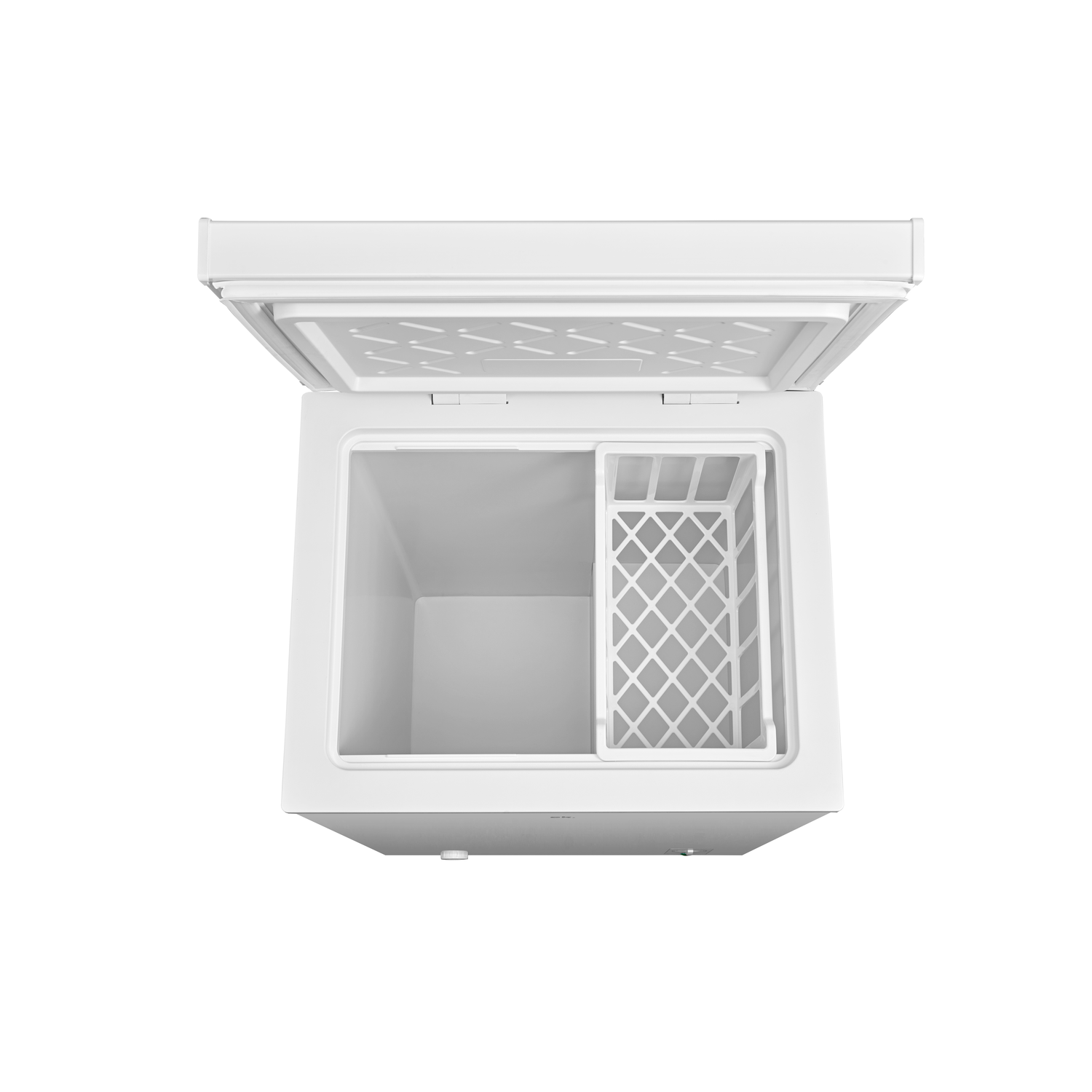 Een witte vrieskist is open en onthult een leeg interieur met een opbergmand. De deksel staat omhoog. Geïsoleerd op een witte achtergrond.
