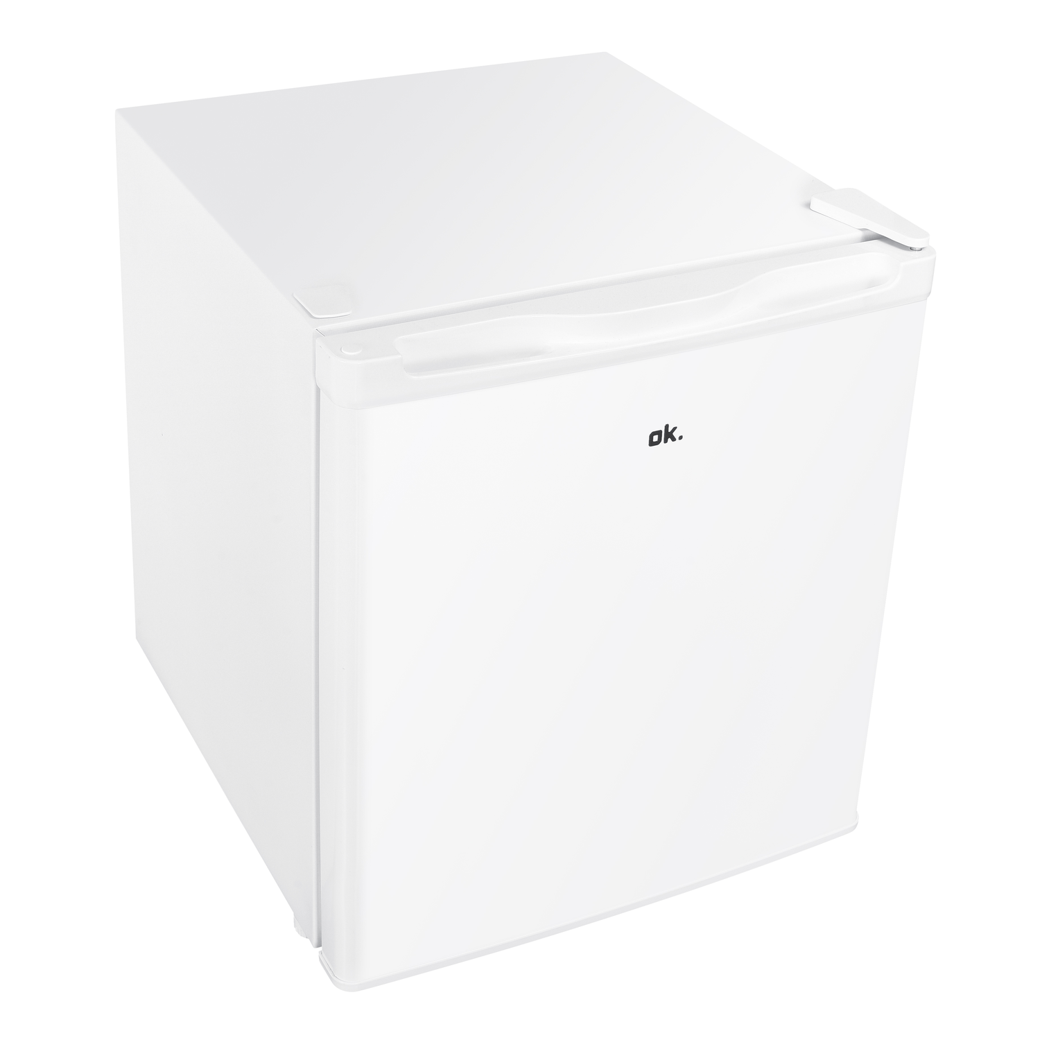Een kleine, witte koelkast met de merknaam 'ok.' op de deur. Hij heeft een handvat en staat op een witte achtergrond.