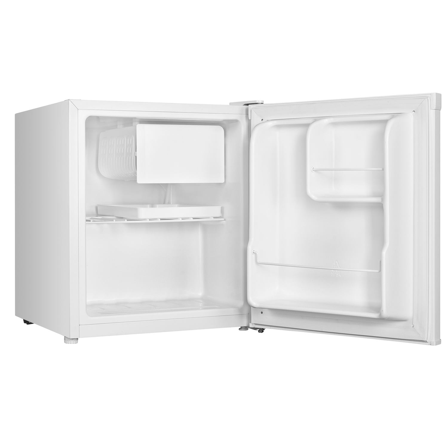 Een kleine, witte koelkast met de deur open. Binnenin zijn er planken en een klein ijscompartiment. De achtergrond is wit.