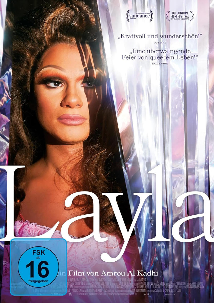 Filmposter für Layla. Eine Dragqueen mit Make-up und langen Haaren steht vor einem glitzernden Vorhang.