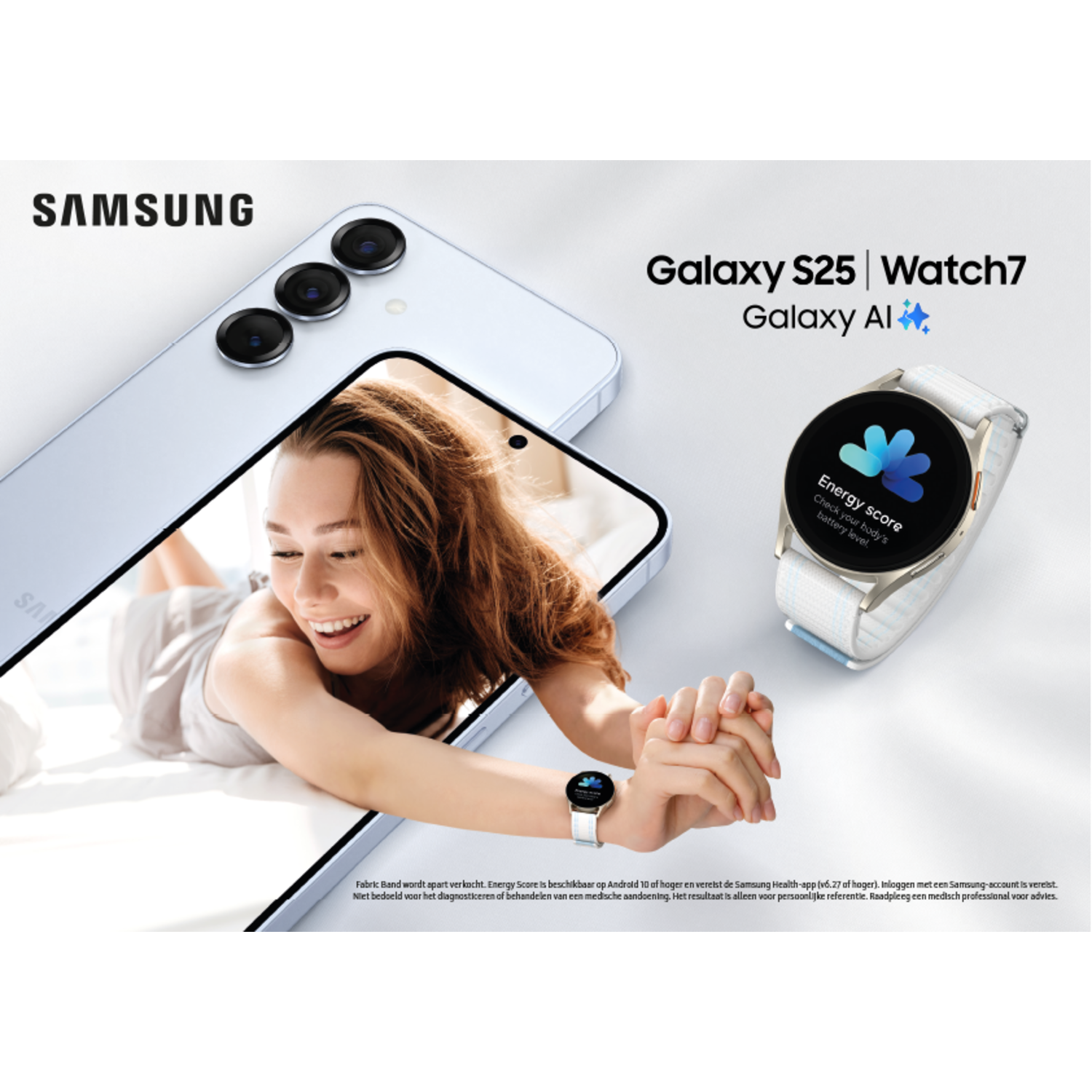 Een vrouw ligt op een bed met een telefoon en een horloge om haar pols.