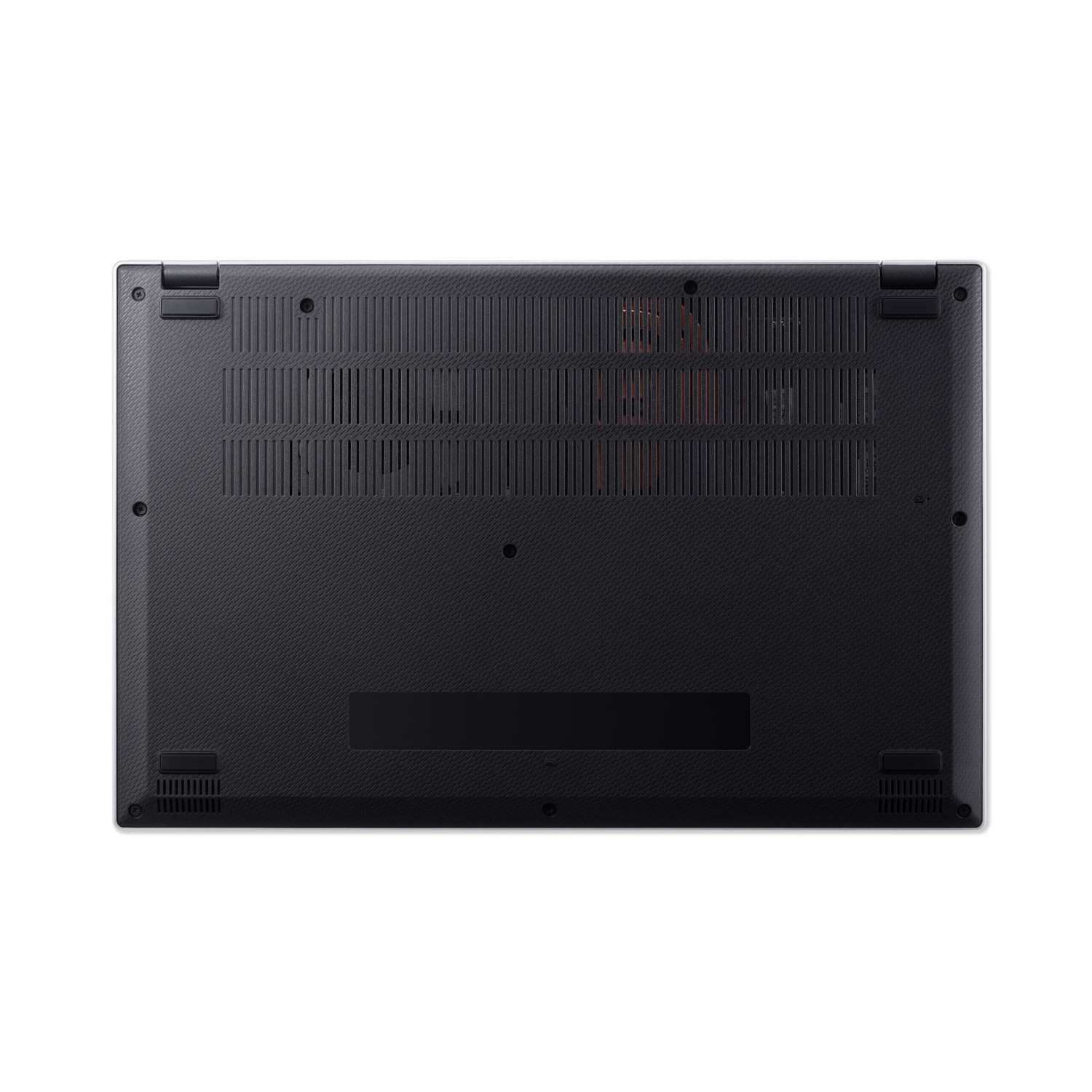 De onderkant van een zwarte laptop tegen een zwarte achtergrond. Het heeft een getextureerd oppervlak, ventilatieopeningen en rubberen voetjes.