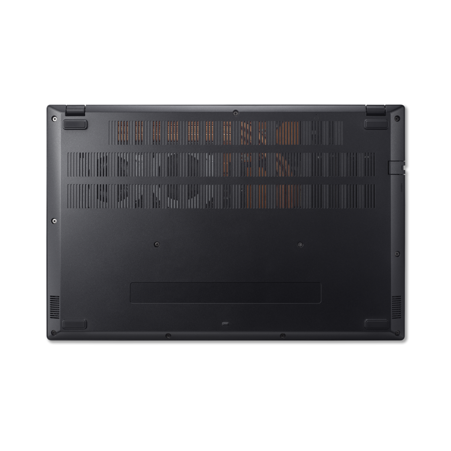 Onderkant van een zwarte laptop. Het heeft ventilatieopeningen, schroeven en rubberen voetjes. De achtergrond is effen zwart.