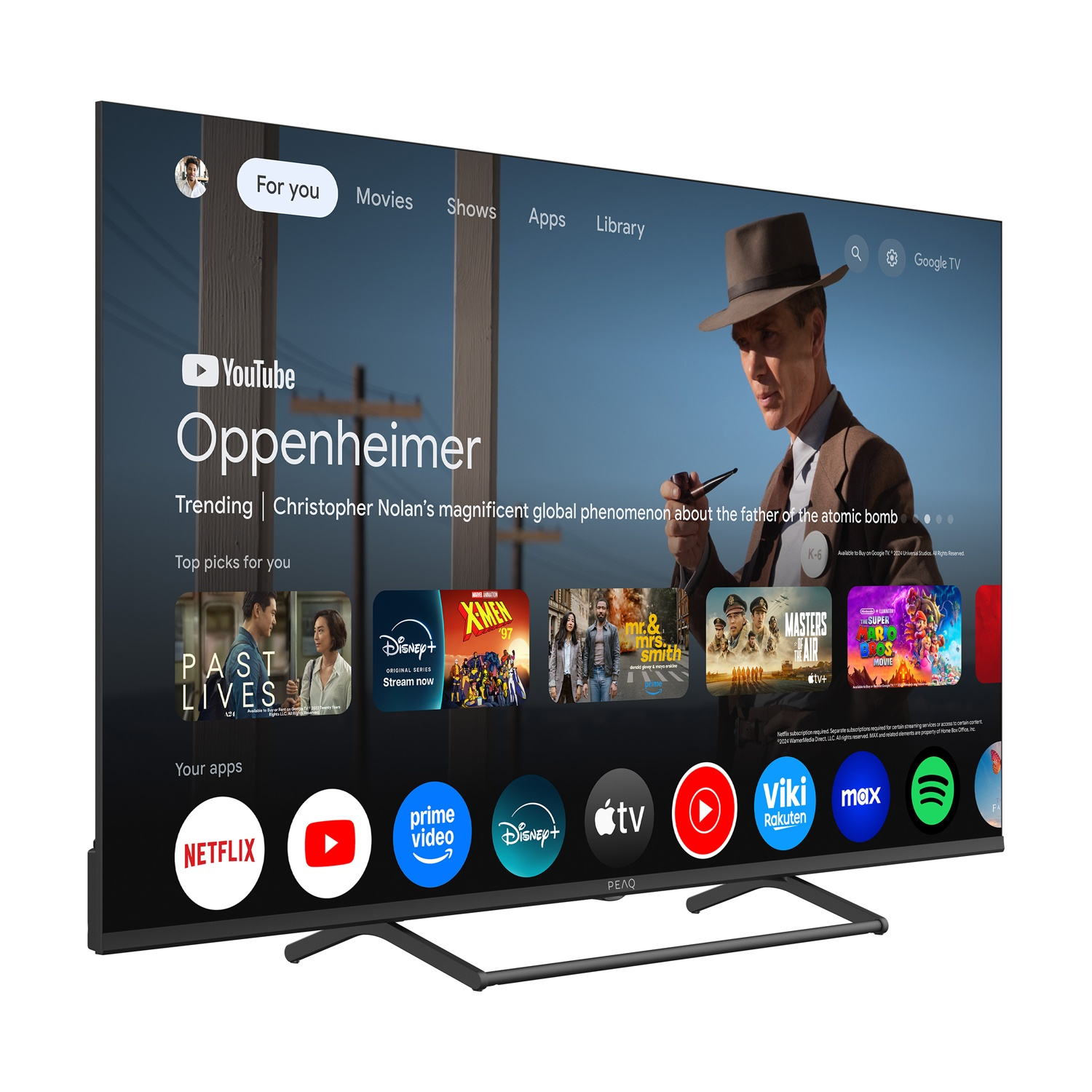 Una TV moderna mostra l'app YouTube, promuovendo 'Oppenheimer'. Vengono mostrate anche app come Netflix, Prime Video e Disney+. Un uomo con un cappello è sullo schermo.