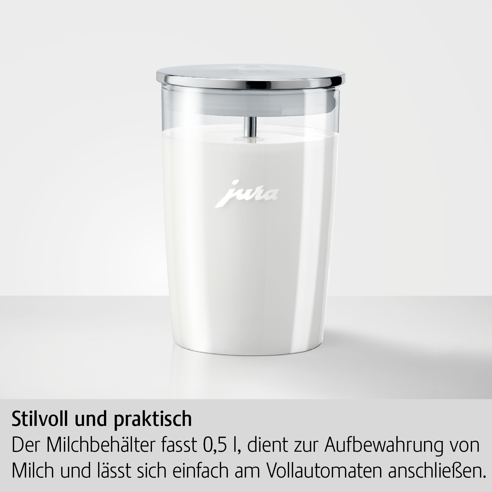 Ein Behälter mit Milch, Deckel und Metallstab, mit dem Logo "jura". Der Behälter ist halb gefüllt.