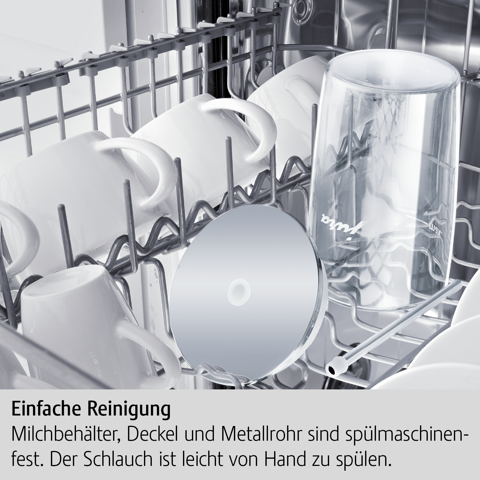Geschirrspüler mit Tassen, Gläsern und einem silbernen Objekt, das wie eine CD aussieht.