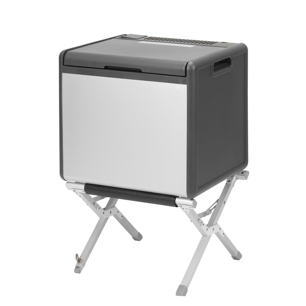 Eine tragbare Kühlbox, silberne Vorderseite, schwarze Oberseite und Seiten, steht auf einem silbernen Klappständer, vor weißem Hintergrund.
