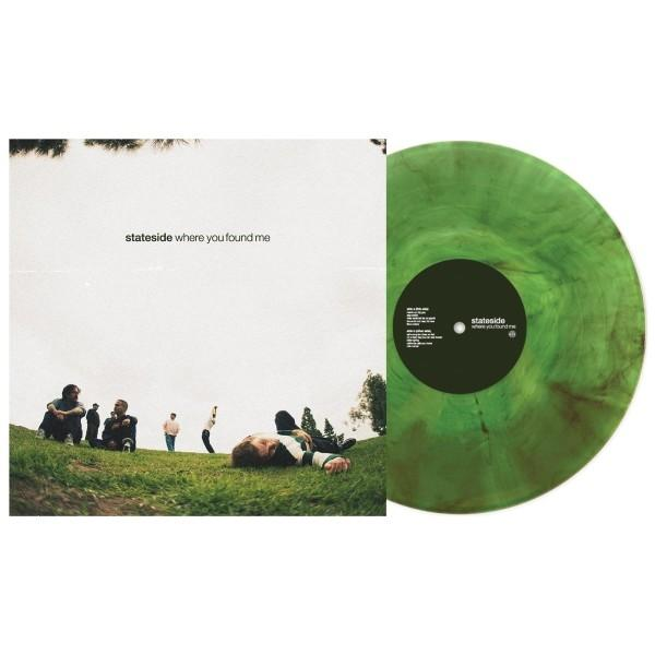 Albumcover, Menschen auf einer Wiese, eine Person liegt. Grüne Vinylplatte mit weißem Text.